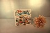 Keramisch tegeltje Fijn Om Op De Camping Te Zijn met vintage caravan kampvuur en bloemen in berglandschap – cadeau kampeerliefhebber caravan of camper

