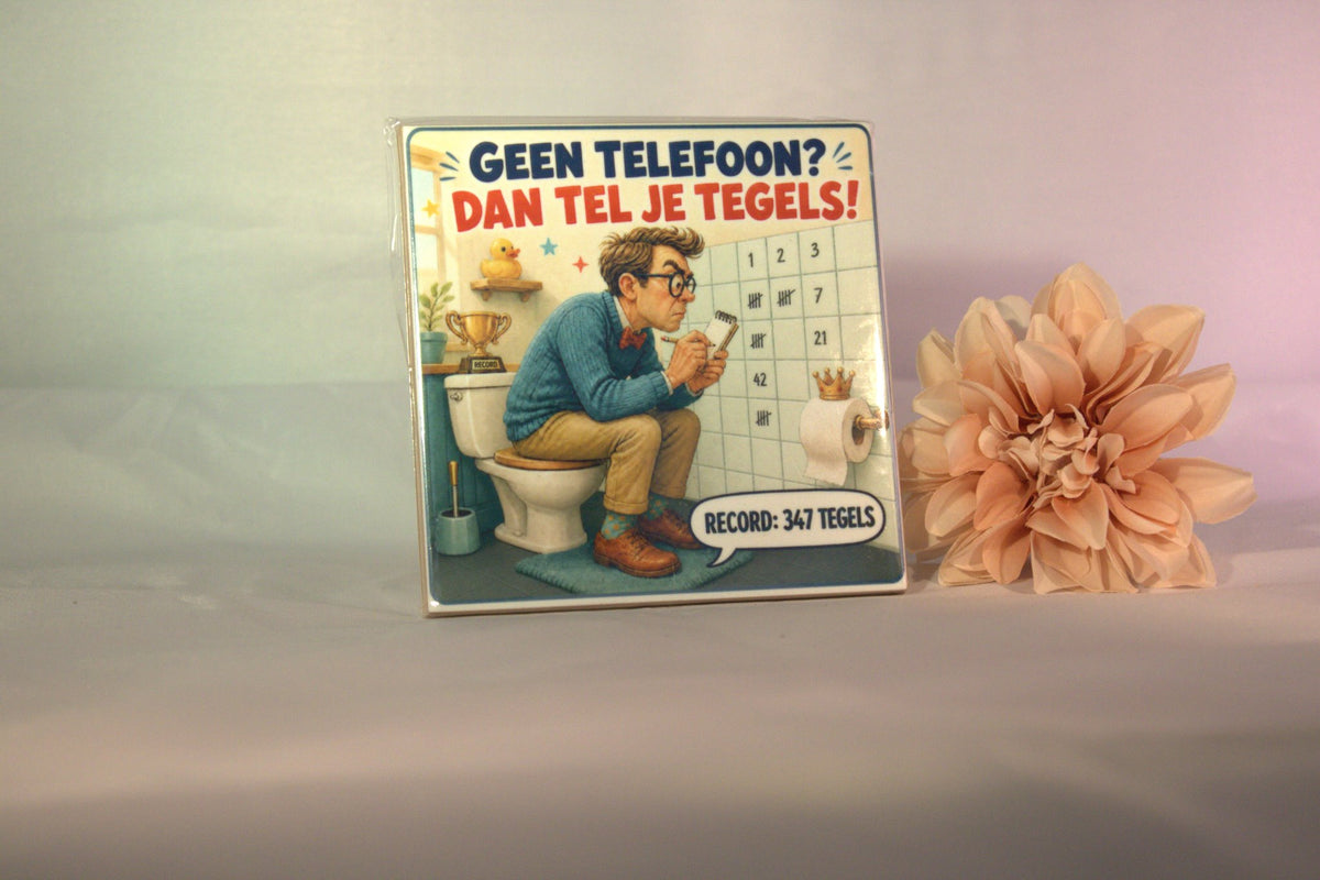 Keramisch toilettegeltje 'Geen telefoon? Dan tel je tegels! Record: 347 tegels' met grappige man illustratie – humor cadeau voor toilet