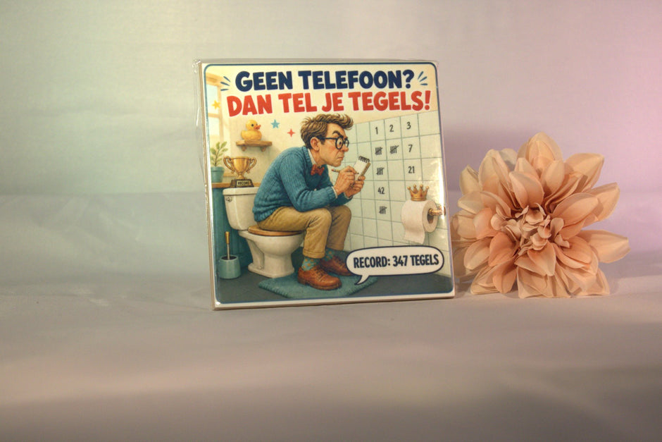 Keramisch toilettegeltje 'Geen telefoon? Dan tel je tegels! Record: 347 tegels' met grappige man illustratie – humor cadeau voor toilet