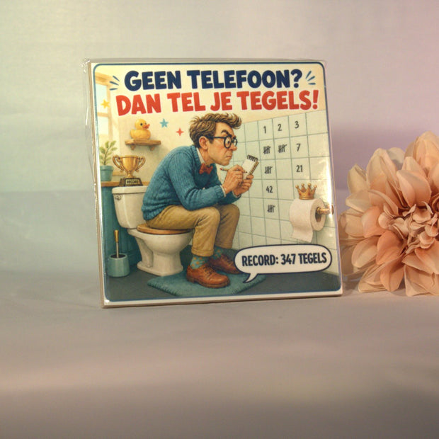 Keramisch toilettegeltje 'Geen telefoon? Dan tel je tegels! Record: 347 tegels' met grappige man illustratie – humor cadeau voor toilet