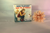 Keramisch toilettegeltje 'Geen telefoon? Dan tel je tegels! Record: 347 tegels' met grappige vrouw illustratie – humor cadeau voor toilet