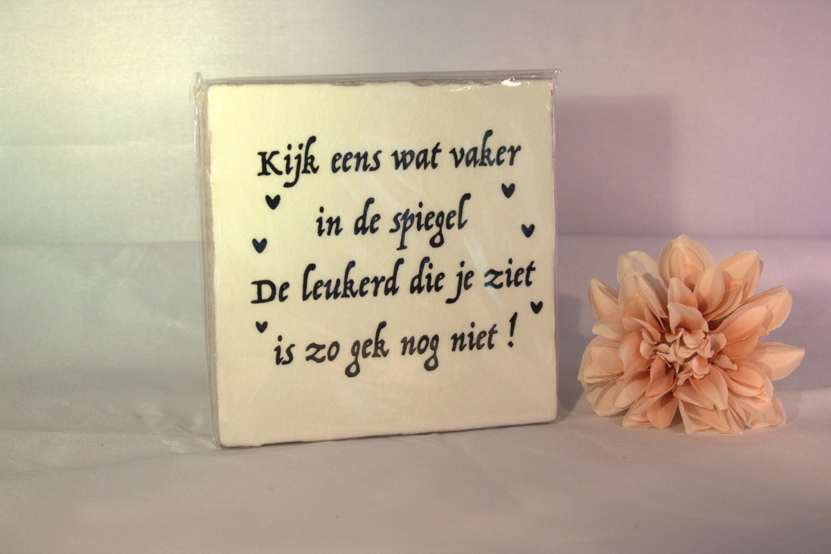 Keramisch tegeltje 'Kijk eens wat vaker in de spiegel – de leukerd die je ziet is zo gek nog niet!' met hartjes – grappig compliment cadeau