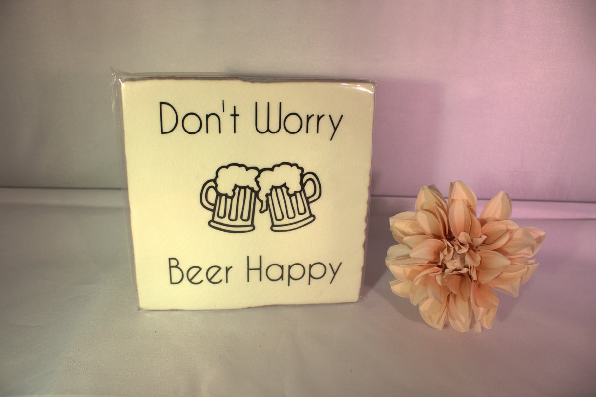 Grappig keramisch tegeltje met tekst Don't Worry Beer Happy - cadeau voor bierliefhebber