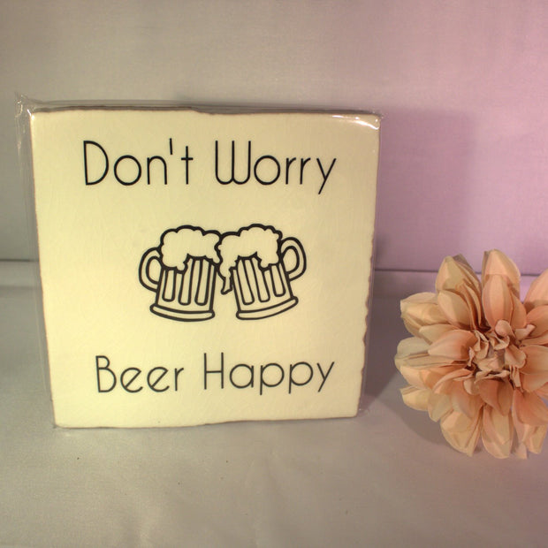 Grappig keramisch tegeltje met tekst Don't Worry Beer Happy - cadeau voor bierliefhebber