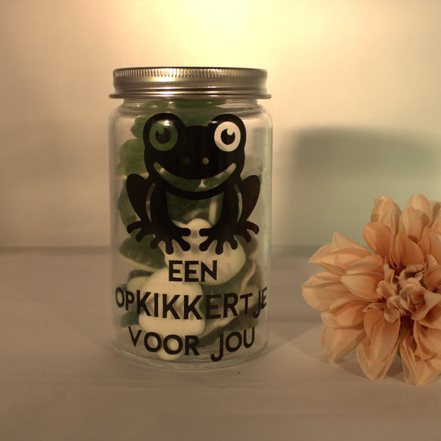 Glazen snoeppotje met kikker illustratie en tekst 'Een opkikkertje voor jou' gevuld met Haribo kikkers – leuk beterschap cadeau