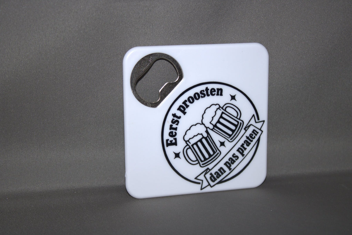 Grappige bieropener flesopener met tekst Eerst Proosten Dan Pas Praten – origineel cadeau voor borrelliefhebbers