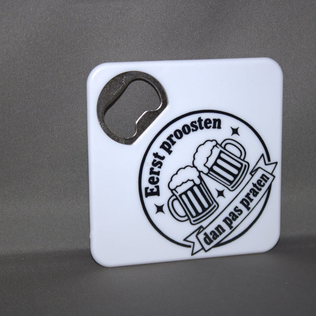 Grappige bieropener flesopener met tekst Eerst Proosten Dan Pas Praten – origineel cadeau voor borrelliefhebbers