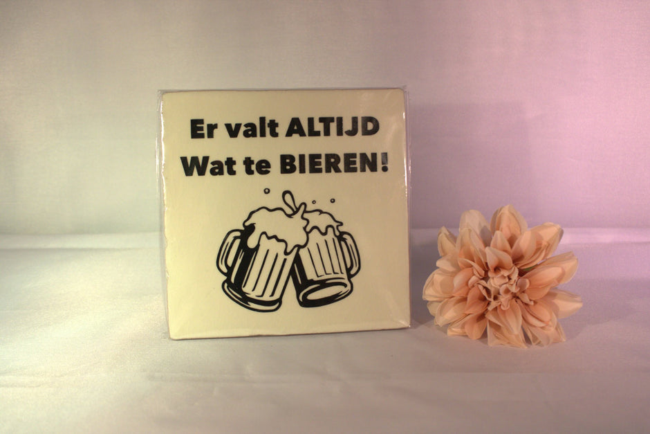 Keramisch tegeltje 'Er valt altijd wat te bieren!' met twee klinkende bierpullen illustratie – grappig bier cadeau voor mannen