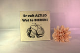 Keramisch tegeltje 'Er valt altijd wat te bieren!' met twee klinkende bierpullen illustratie – grappig bier cadeau voor mannen