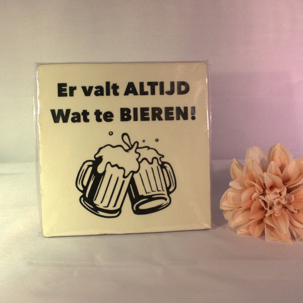 Keramisch tegeltje 'Er valt altijd wat te bieren!' met twee klinkende bierpullen illustratie – grappig bier cadeau voor mannen