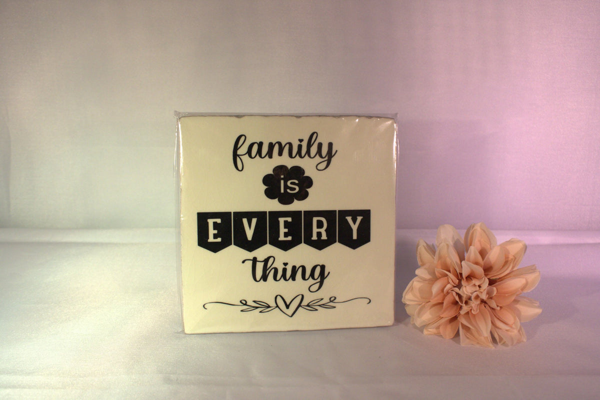 Keramisch tegeltje 'Family is everything' met bloem en hartje decoratie – betekenisvol familie cadeau