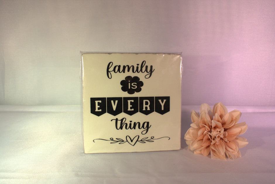 Keramisch tegeltje 'Family is everything' met bloem en hartje decoratie – betekenisvol familie cadeau