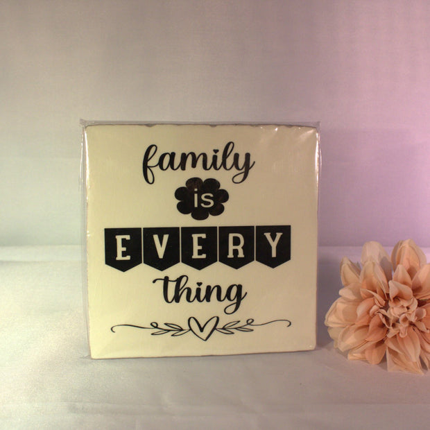 Keramisch tegeltje 'Family is everything' met bloem en hartje decoratie – betekenisvol familie cadeau