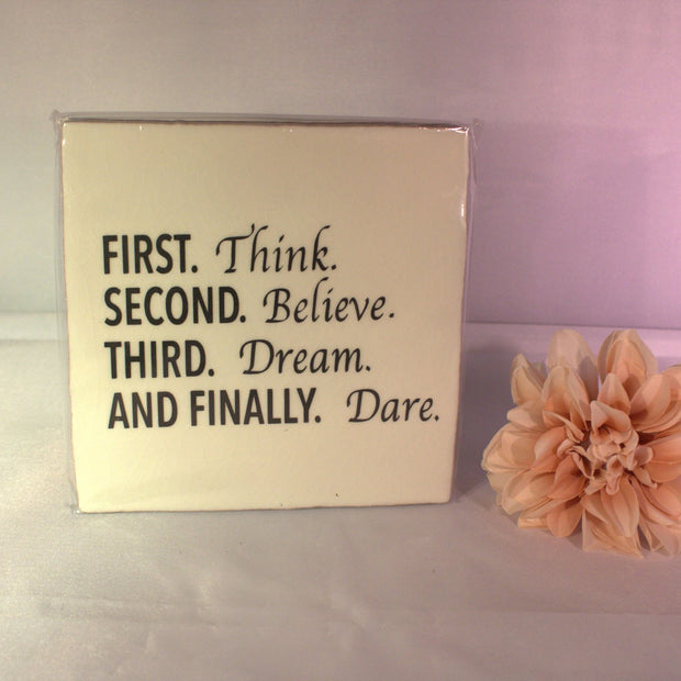 Keramisch tegeltje 'First. Think. Second. Believe. Third. Dream. And finally. Dare.' – inspirerend motivatie cadeau