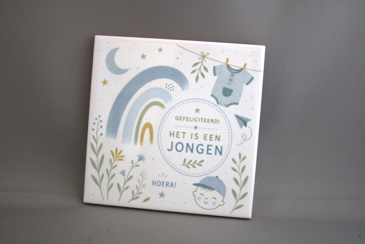 Keramisch geboortetegeltje Hoera Het Is Een Jongen met blauwe regenboog en bloemenprint, 10,8x10,8 cm – kraamcadeau jongen

