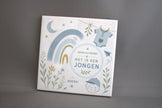 Keramisch geboortetegeltje Hoera Het Is Een Jongen met blauwe regenboog en bloemenprint, 10,8x10,8 cm – kraamcadeau jongen

