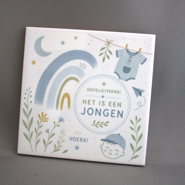 Keramisch geboortetegeltje Hoera Het Is Een Jongen met blauwe regenboog en bloemenprint, 10,8x10,8 cm – kraamcadeau jongen

