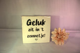Vrolijk keramisch tegeltje met tekst Geluk zit in het zonnetje - vrolijk cadeau