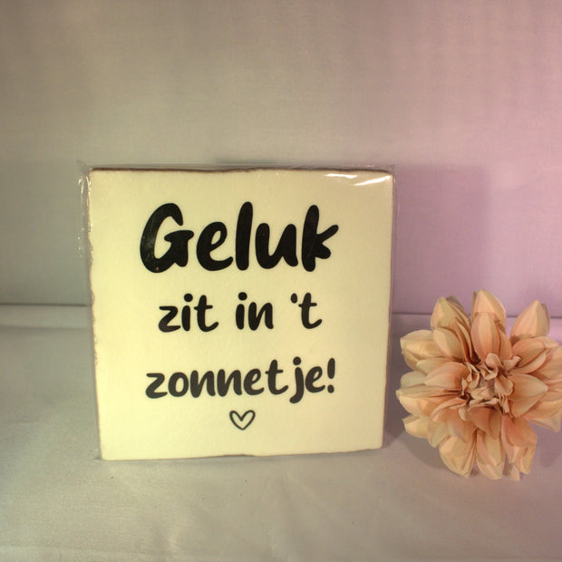 Vrolijk keramisch tegeltje met tekst Geluk zit in het zonnetje - vrolijk cadeau