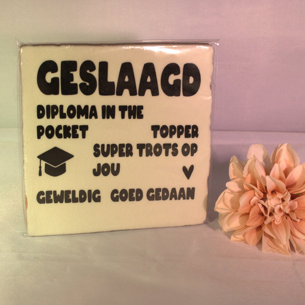 Keramisch tegeltje 'Geslaagd – diploma in the pocket, topper, super trots op jou, geweldig goed gedaan' met afstudeerhoed – feestelijk geslaagd cadeau