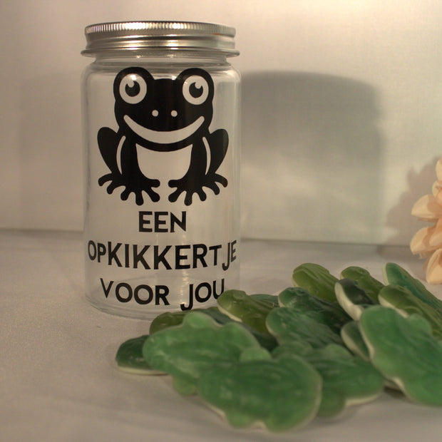 Glazen snoeppotje met kikker illustratie en tekst 'Een opkikkertje voor jou' gevuld met Haribo kikkers – leuk beterschap cadeau