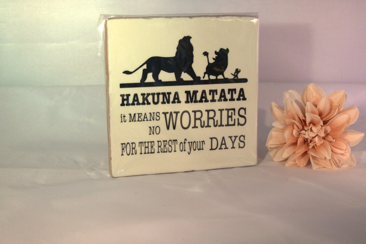 Keramisch tegeltje 'Hakuna Matata – it means no worries for the rest of your days' met Leeuwenkoning silhouet – vrolijk cadeau positive vibes