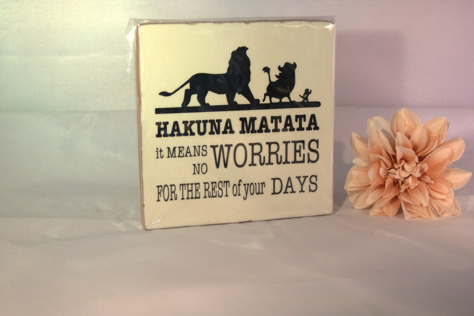 Keramisch tegeltje 'Hakuna Matata – it means no worries for the rest of your days' met Leeuwenkoning silhouet – vrolijk cadeau positive vibes