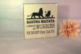 Keramisch tegeltje 'Hakuna Matata – it means no worries for the rest of your days' met Leeuwenkoning silhouet – vrolijk cadeau positive vibes