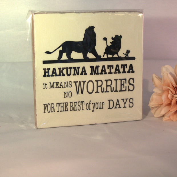 Keramisch tegeltje 'Hakuna Matata – it means no worries for the rest of your days' met Leeuwenkoning silhouet – vrolijk cadeau positive vibes