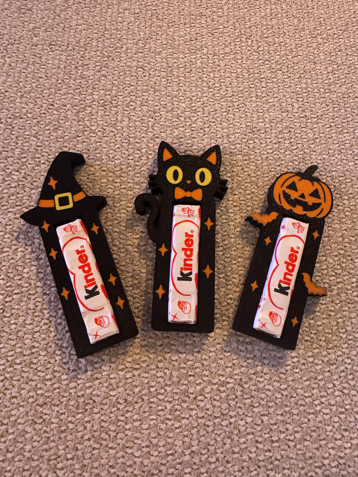 Drie houten Halloween houders met Kinder chocolade traktatie – heks, zwarte kat en pompoen ontwerp