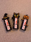 Drie houten Halloween houders met Kinder chocolade traktatie – heks, zwarte kat en pompoen ontwerp