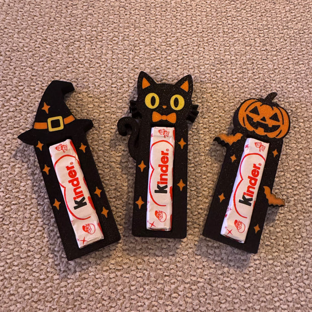 Drie houten Halloween houders met Kinder chocolade traktatie – heks, zwarte kat en pompoen ontwerp