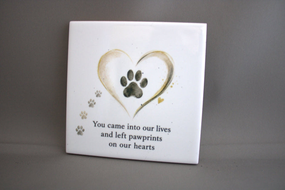 Keramisch herdenkingstegeltje huisdier met pootafdruk en hartje You came into our lives and left pawprints on our hearts – gedenkteken hond of kat

