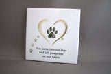 Keramisch herdenkingstegeltje huisdier met pootafdruk en hartje You came into our lives and left pawprints on our hearts – gedenkteken hond of kat

