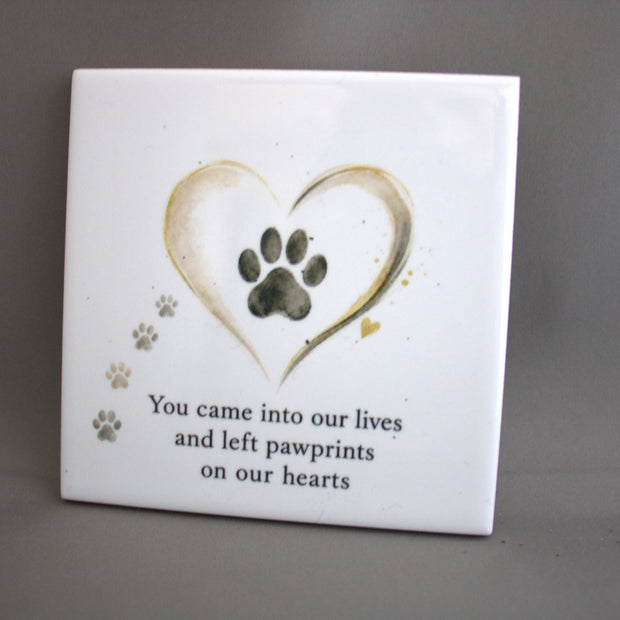 Keramisch herdenkingstegeltje huisdier met pootafdruk en hartje You came into our lives and left pawprints on our hearts – gedenkteken hond of kat

