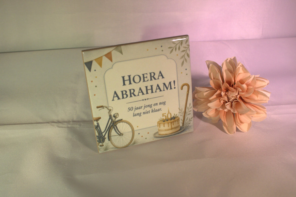 Full color keramisch tegeltje 'Hoera Abraham! 50 jaar jong en nog lang niet klaar' met fiets en verjaardagstaart illustratie – cadeau 50 jaar verjaardag