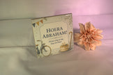 Full color keramisch tegeltje 'Hoera Abraham! 50 jaar jong en nog lang niet klaar' met fiets en verjaardagstaart illustratie – cadeau 50 jaar verjaardag