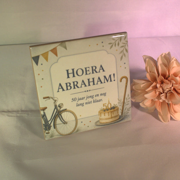 Full color keramisch tegeltje 'Hoera Abraham! 50 jaar jong en nog lang niet klaar' met fiets en verjaardagstaart illustratie – cadeau 50 jaar verjaardag