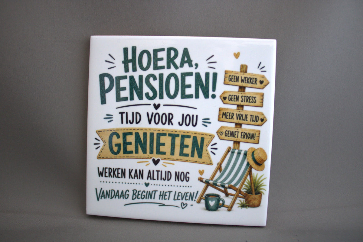 Keramisch tegeltje 'Hoera, Pensioen! Tijd voor jou genieten' met strandstoel en wegwijzer print – feestelijk afscheidscadeau collega