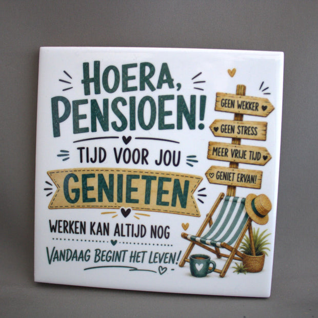 Keramisch tegeltje 'Hoera, Pensioen! Tijd voor jou genieten' met strandstoel en wegwijzer print – feestelijk afscheidscadeau collega