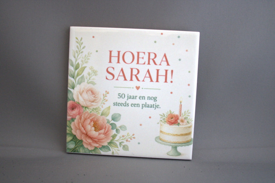 Keramisch tegeltje Hoera Sarah 50 jaar en nog steeds een plaatje met roze rozen en verjaardagstaart – cadeau Sarah 50 jaar

