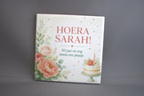 Keramisch tegeltje Hoera Sarah 50 jaar en nog steeds een plaatje met roze rozen en verjaardagstaart – cadeau Sarah 50 jaar

