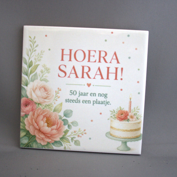 Keramisch tegeltje Hoera Sarah 50 jaar en nog steeds een plaatje met roze rozen en verjaardagstaart – cadeau Sarah 50 jaar

