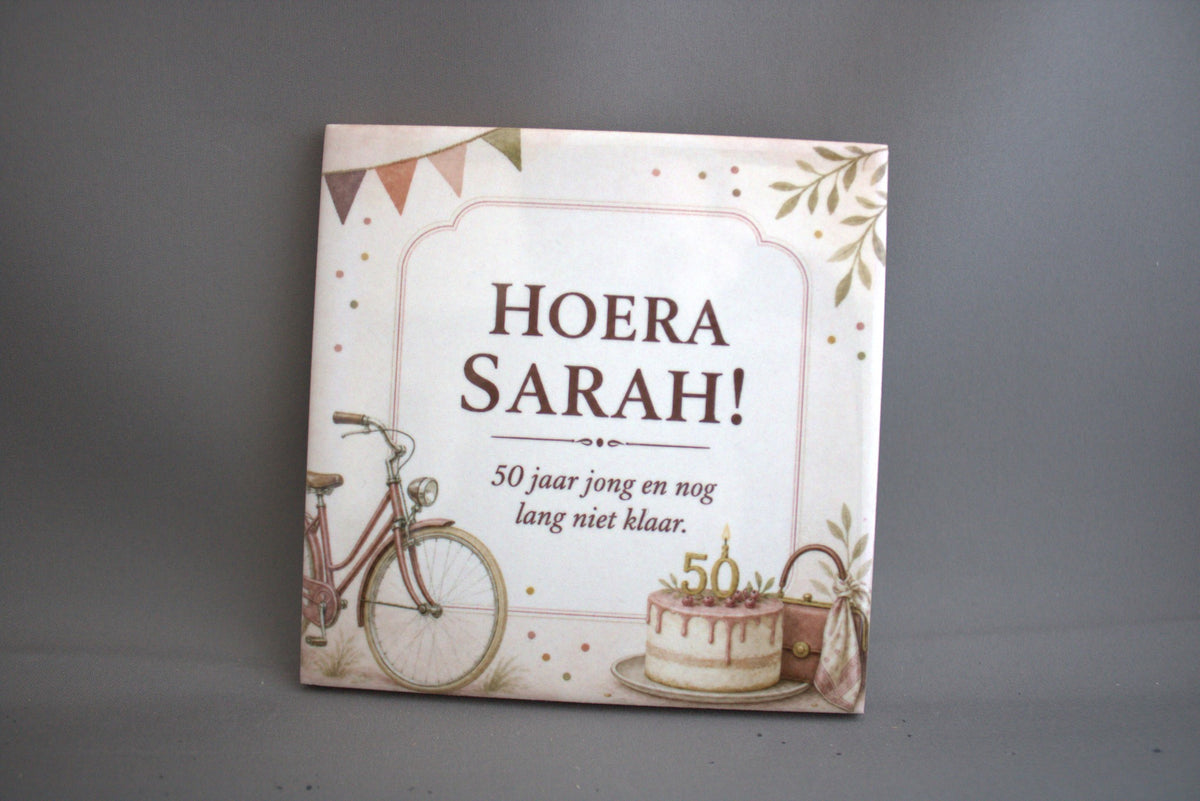 Keramisch tegeltje Hoera Sarah 50 jaar jong en nog lang niet klaar met vintage fiets en verjaardagstaart – cadeau Sarah 50 jaar

