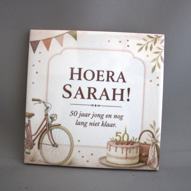 Keramisch tegeltje Hoera Sarah 50 jaar jong en nog lang niet klaar met vintage fiets en verjaardagstaart – cadeau Sarah 50 jaar

