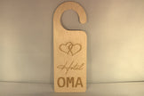 Houten deurhanger cadeau voor oma met tekst Hotel Oma - leuk cadeau voor grootmoeder