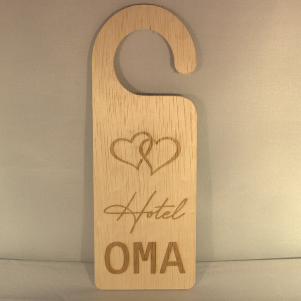 Houten deurhanger cadeau voor oma met tekst Hotel Oma - leuk cadeau voor grootmoeder