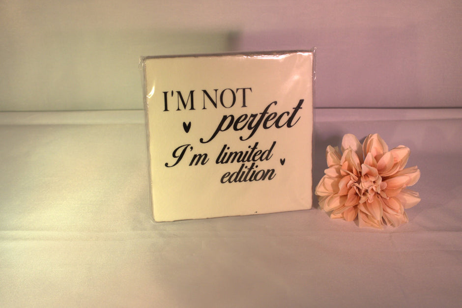 Keramisch tegeltje 'I'm not perfect, I'm limited edition' met hartjes – grappig humor cadeau