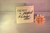 Keramisch tegeltje 'I'm not perfect, I'm limited edition' met hartjes – grappig humor cadeau