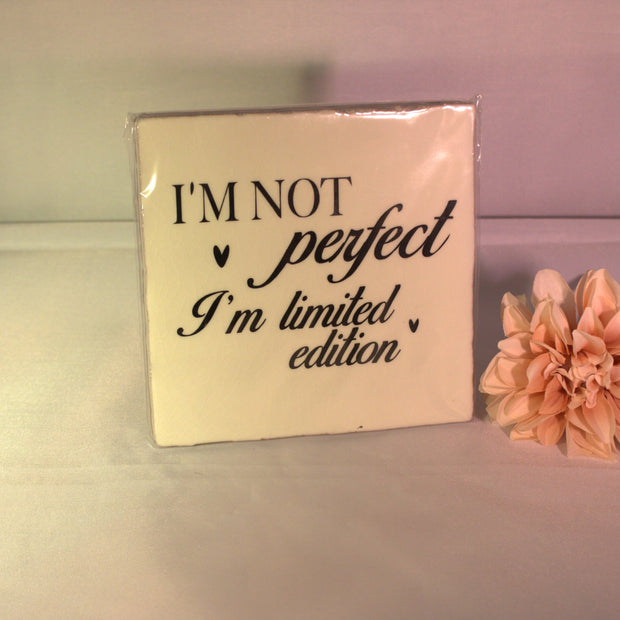 Keramisch tegeltje 'I'm not perfect, I'm limited edition' met hartjes – grappig humor cadeau